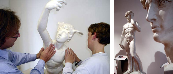 Persone cieche che esplorano tattilmente una scultura. (sculture del Museo Omero di Ancona)